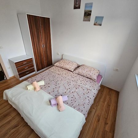 Apartments Lara Дрвеник Екстериор снимка