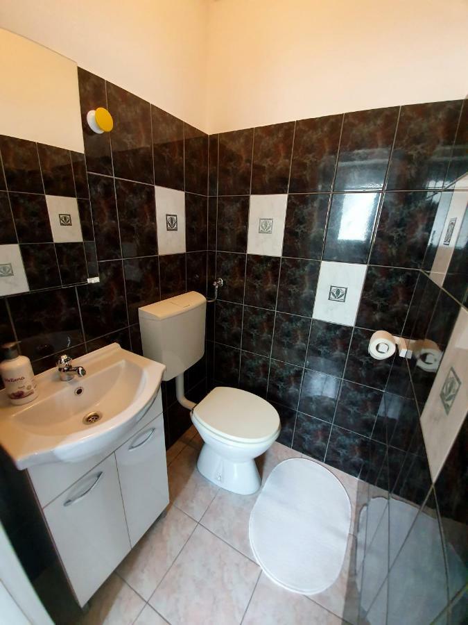 Apartments Lara Дрвеник Екстериор снимка
