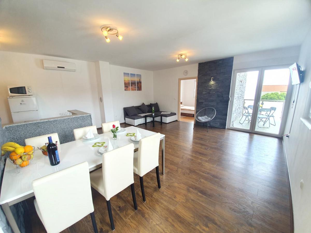 Apartments Lara Дрвеник Екстериор снимка