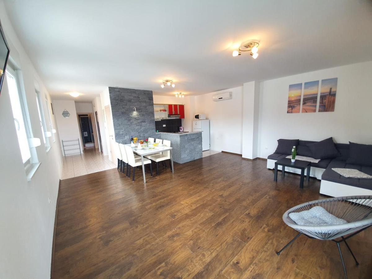 Apartments Lara Дрвеник Екстериор снимка