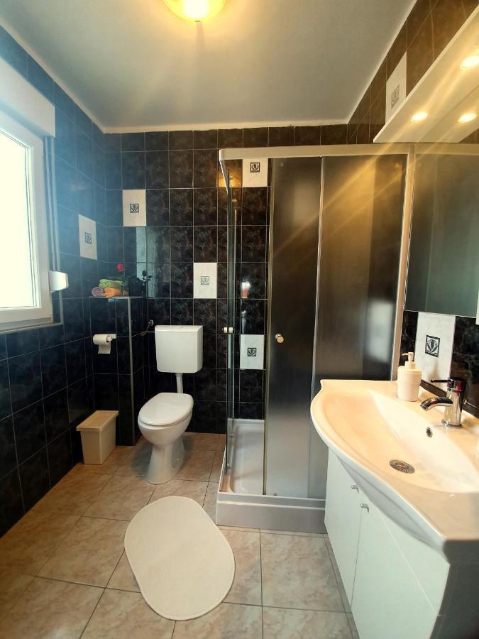 Apartments Lara Дрвеник Екстериор снимка