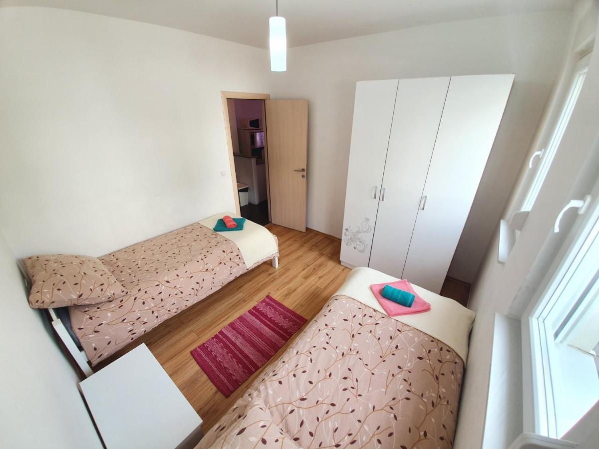 Apartments Lara Дрвеник Екстериор снимка